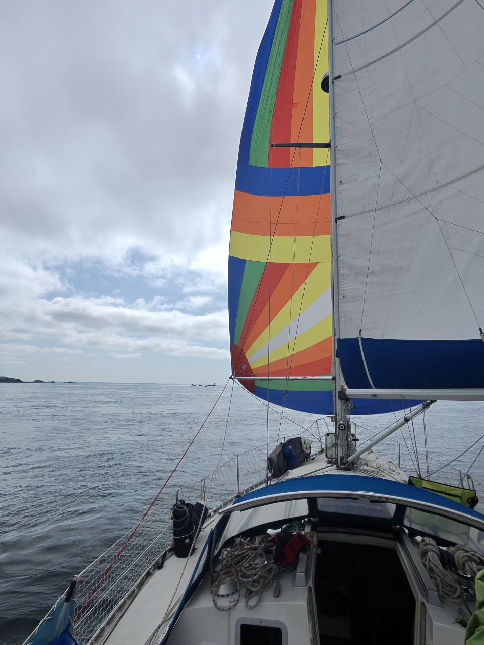 Le spi arc-en-ciel d'Azurite gonflé au large des côtes bretonnes