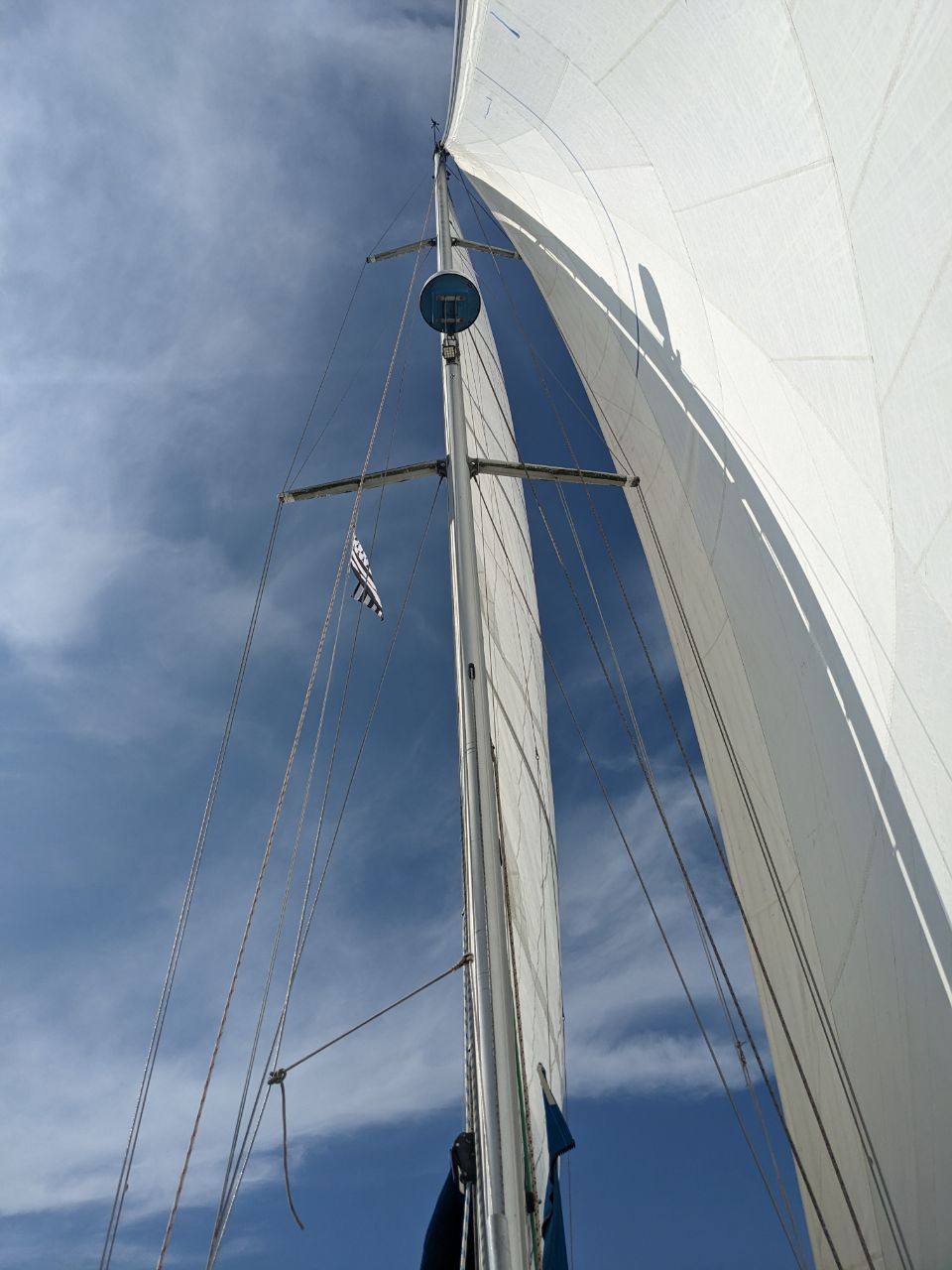 Le mât et les voiles d'Azurite, vus depuis le pont